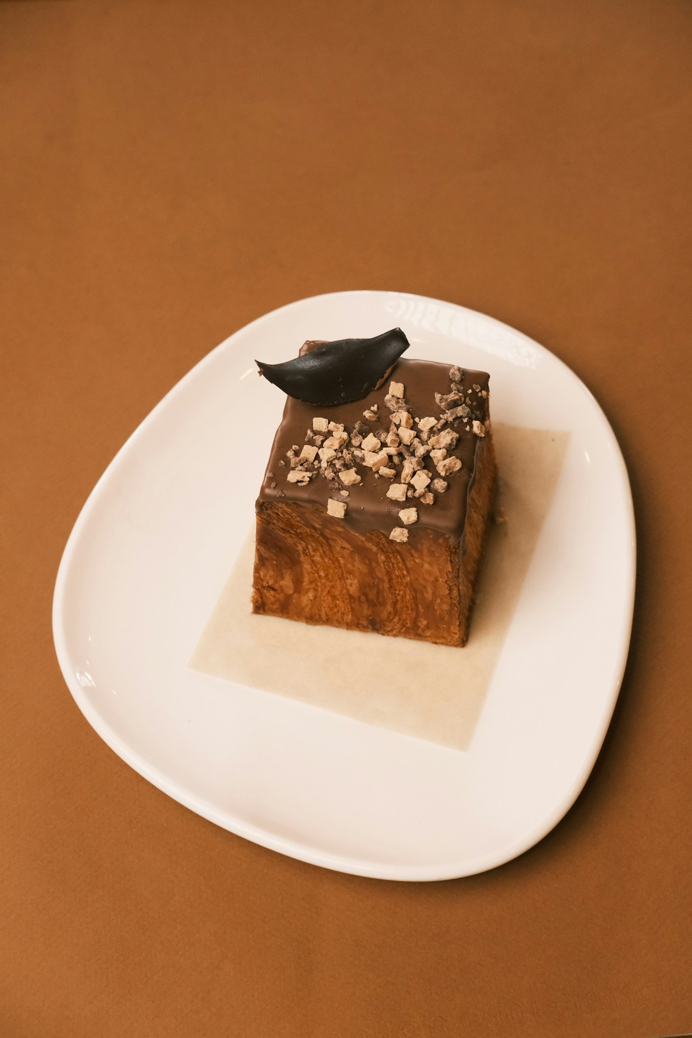 皿に盛られたケーキ